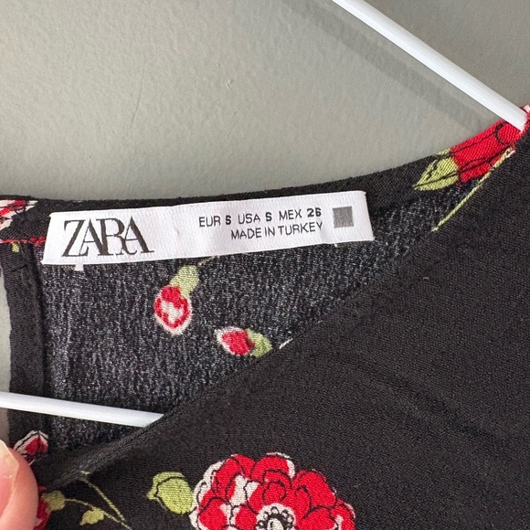 ZARA size small Floral Black Crop Top, long sleeve, key hole front - Picture 5 of 8